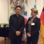 Father Michael Chang und Kristin Heitmann (appp media) während des Bayerischen Abends in der Deutschen Botschaft